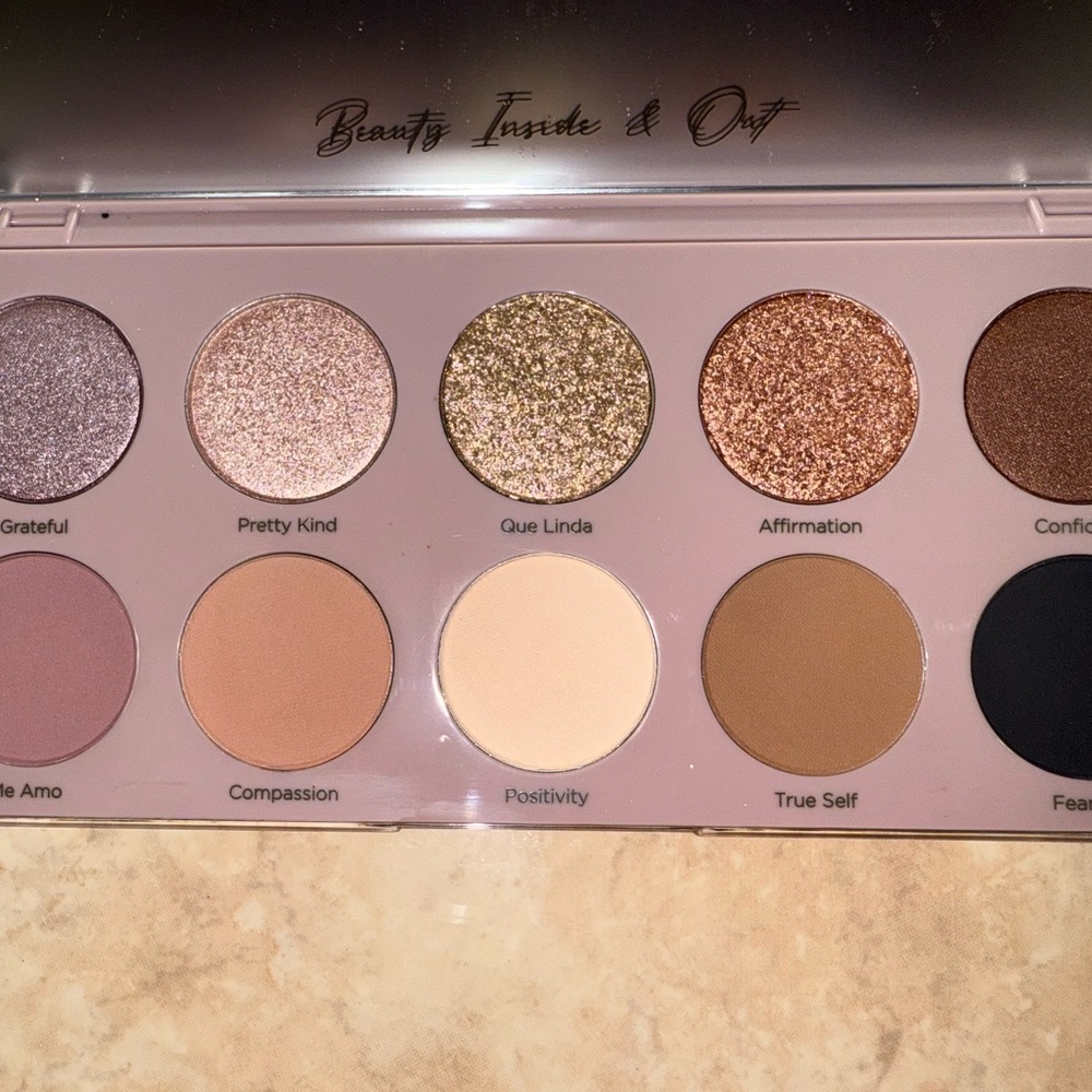 Dominique Essential Palette - Picture 5 of 7